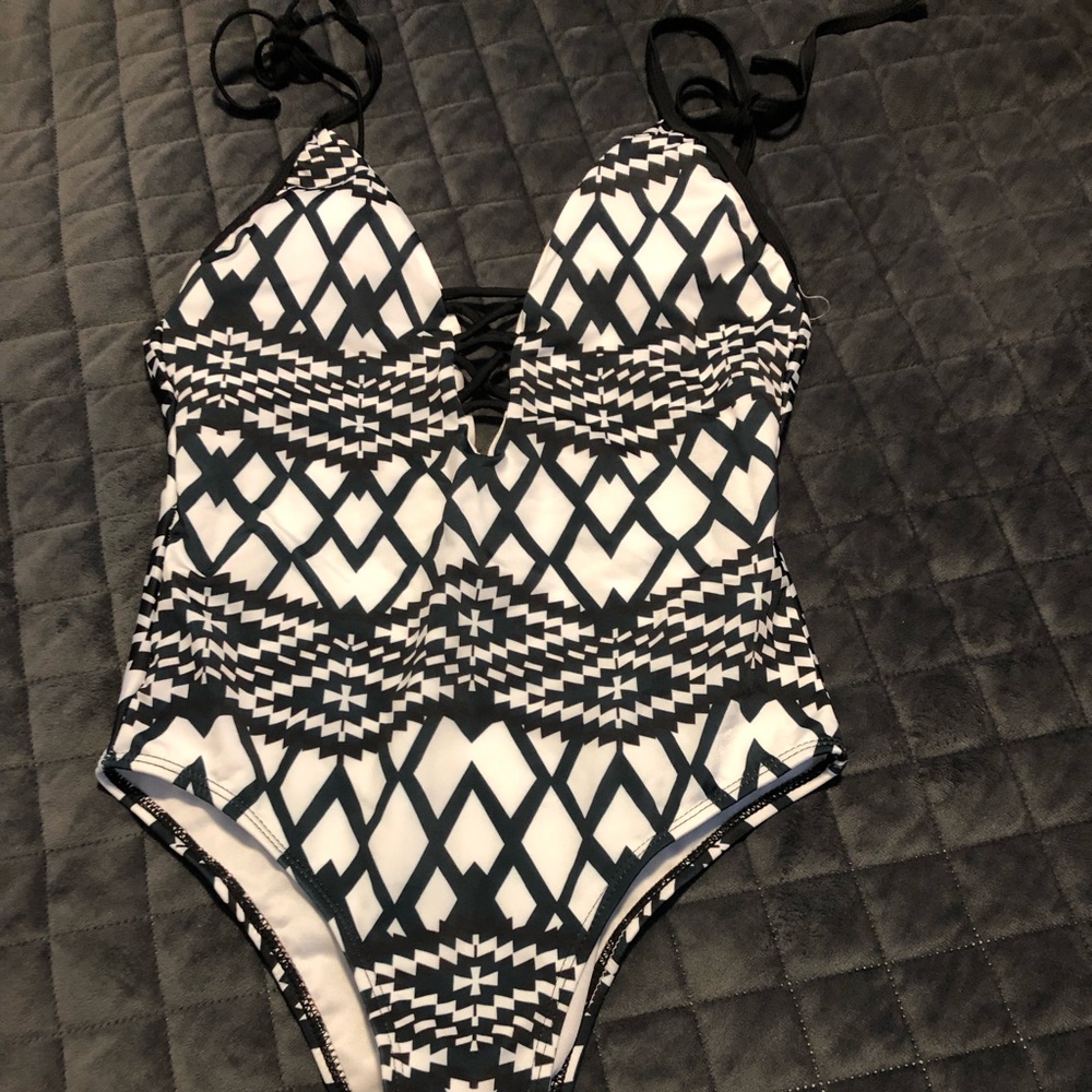 Swim suit one piece black/white